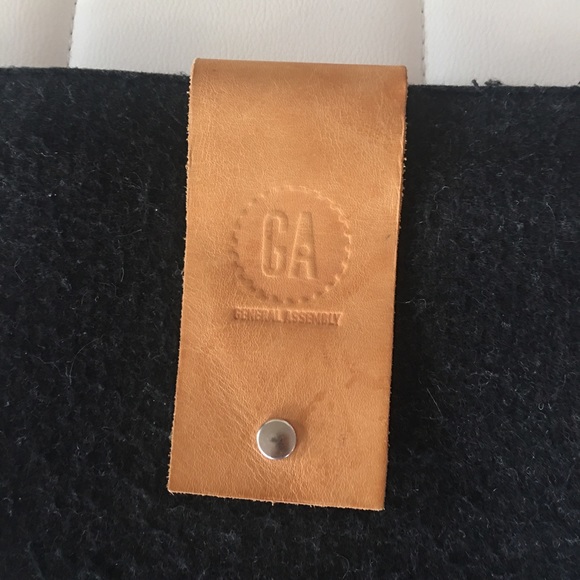 Leather clasp closures Felt laptop bag case grey black outside Red stripe inside - Picture 4 of 7